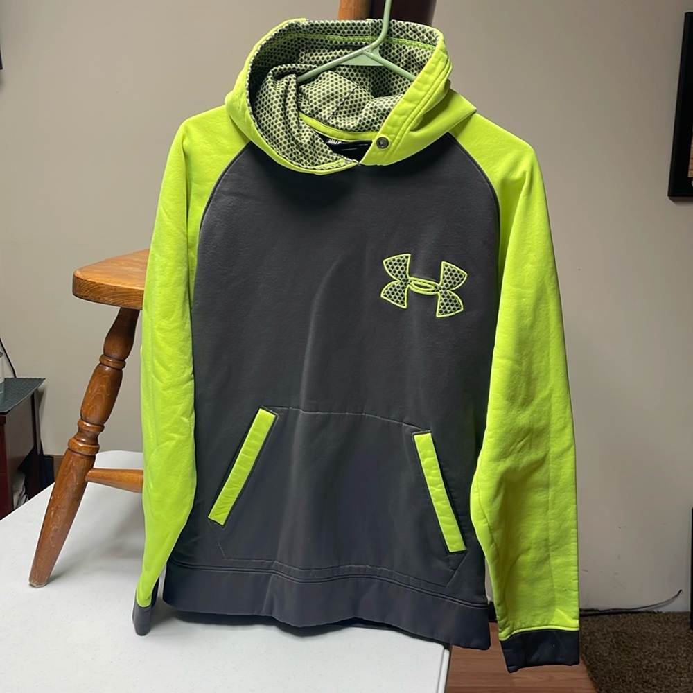 Adult small under armor sweatshirt, missing hood string